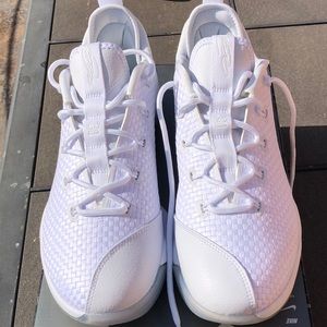 Sz.10 Nike Shoes Lebron XIV.New